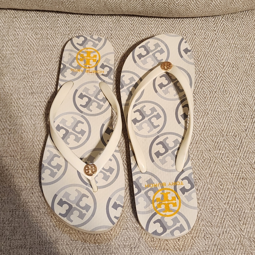 Tory Burch GOLD MONOGRAM FLIP FLOPS SIZE 9 Rubber Thong Sandals Grey / White